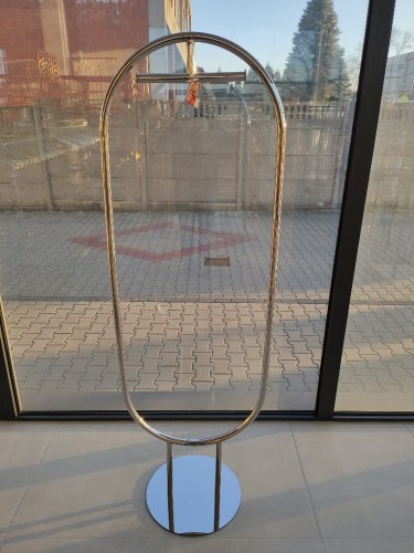Owalny stojak srebrny z wieszakiem.jpg