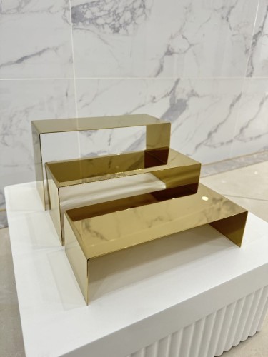 Ekspozytor schody na buty złoty.jpg