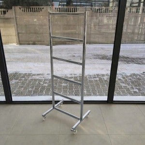 Srebrny stojak porządkowy na wieszaki  RT-095
